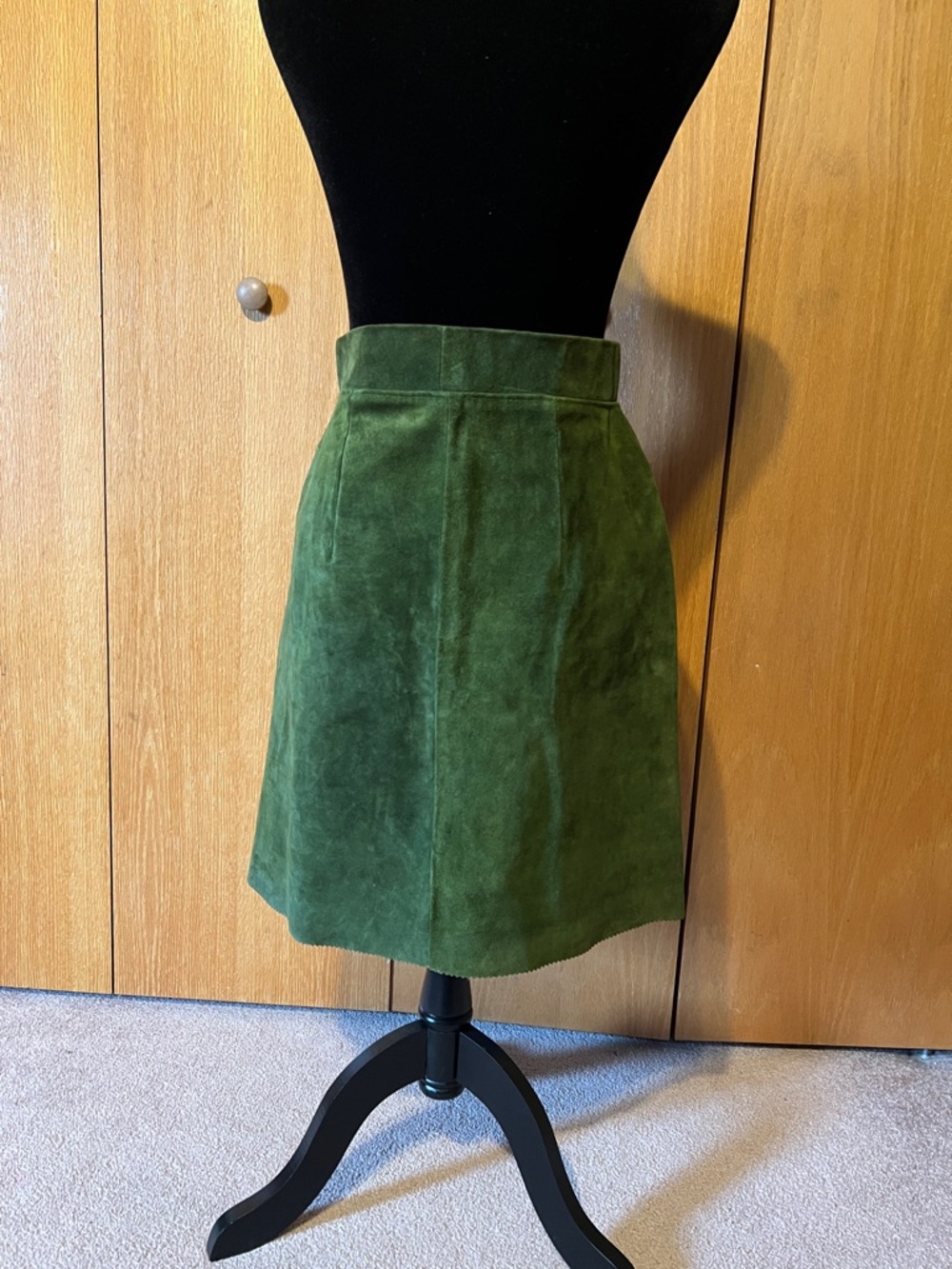 Genuine Green suede wrap skirt. Sz.s/m. Covered snaps. - Picture 3 of 10